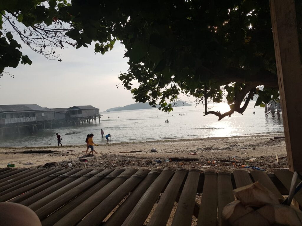 Bikin tenda dipantai sore hari