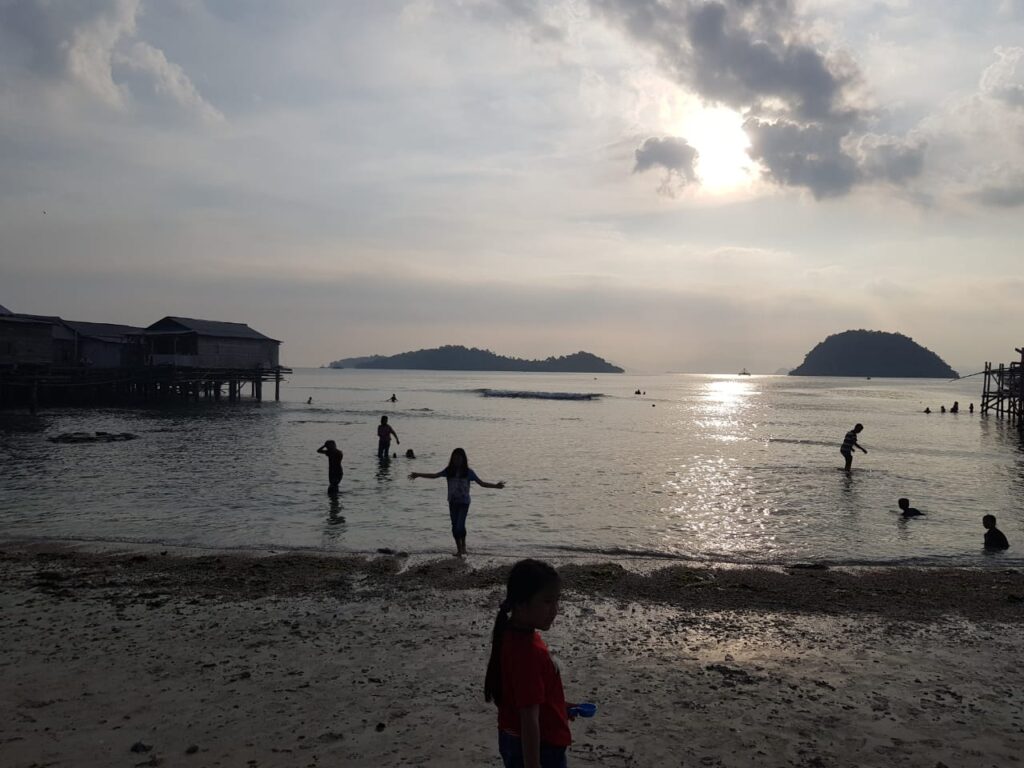 suasana perjalanan laut indonesia